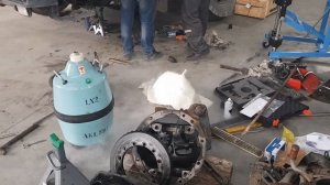 Замена шкворней на грузовике Мерседес с помощью жидкого азота