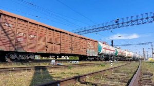 Электровоз ВЛ80с-2621 с грузовым поездом медленно прибывает на станцию Амзя
