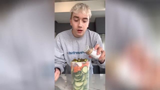 Исландия столкнулась с дефицитом огурцов из-за тикток-тренда. смотреть онлайн