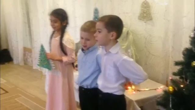 Новогодняя песенка угадай-ка от 1 класса "Счастливой школы" смотреть онлайн