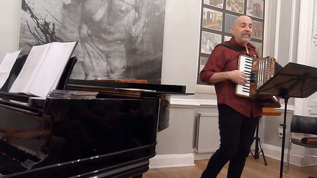 Bin ikh mir a Traktorist. Lorin Sklamberg and Polina Shepherd смотреть онлайн