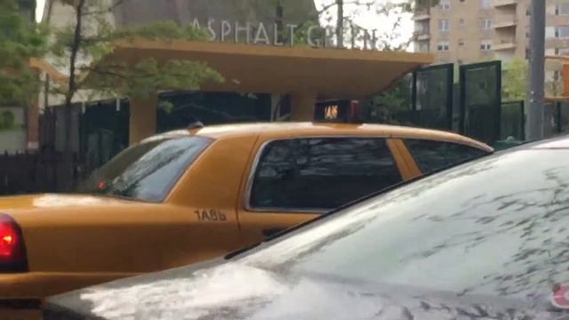 NYC Taxi | 1998-2011 Ford Crown Victoria 1A86 on York Avenue смотреть онлайн