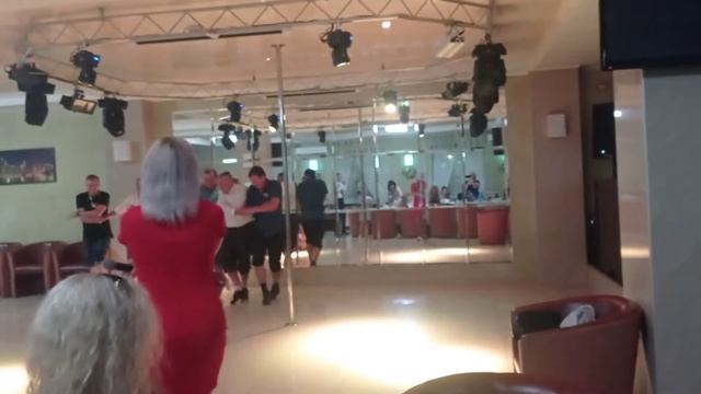 прикольный танец  друзей на свадьбе