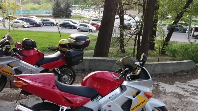 VFR-800 (юбилейный) - редчайшая встреча двух одинаковых мотоциклов. Киев. смотреть онлайн