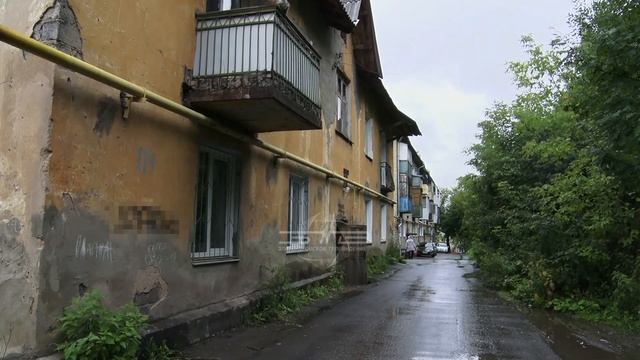 Не рассчитал расстояние. В одном из домов на улице 2-я Тесьминская мусоровоз снёс балкон смотреть онлайн