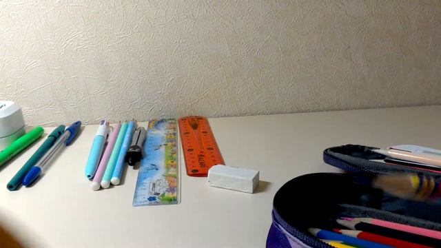 Показываю что можно положить в пенал