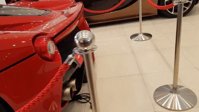 Ferrari Laferrari Hybrid Hypercar Walk Around (360°)