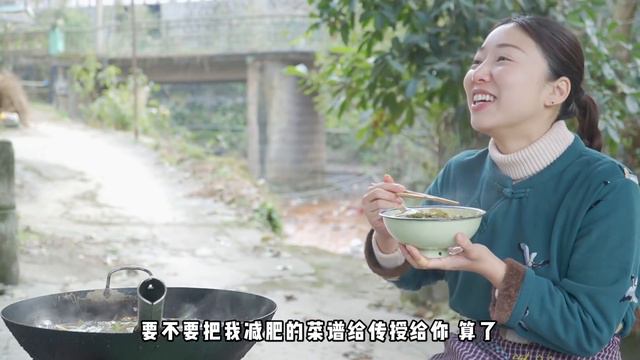 為了金老師減肥，小雨做不長肉的“泡椒黃辣丁”，一整條嗦著吃，巴适！ 【市民朱小雨】