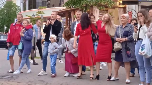 03.07.2021 Brest Belarus. Песни и танцы на Советской. Прогулки с Викторией часть 5. смотреть онлайн