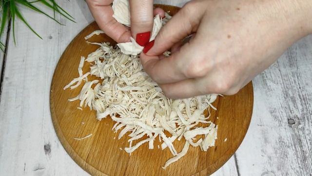 САЛАТ "Загадка" с ЯИЧНЫМИ БЛИНЧИКАМИ и курицей. Невероятно ВКУСНЫЙ салат. смотреть онлайн