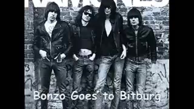 The Ramones - My brain is hanging upside down - Bonzo Goes to Bitburg [Subtitulada en Español] смотреть онлайн