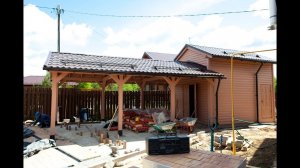 Деревянный навес из клееного бруса с хозблоком и оригинальной розовой пропиткой, 12х4