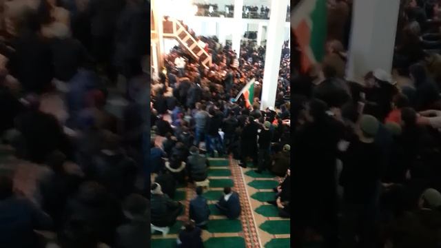 Чеченцы в мечети у Хамзата Чумакова смотреть онлайн