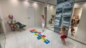 ИГРА В КЛАССИКИ!!! Анютка и Катя играют в классики!!!