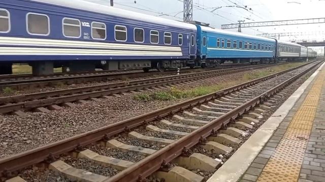 "С плацкартом капсюльного типа" ВЛ10-1484 с пассажирским поездом прибывает на станцию смотреть онлайн