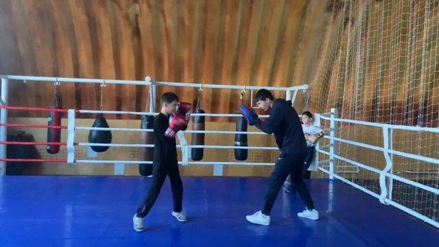 Лапы перед соревнованиям#boxing#boxingtraining#ggg#НубекАбдулрахман 30 кг#aktau
