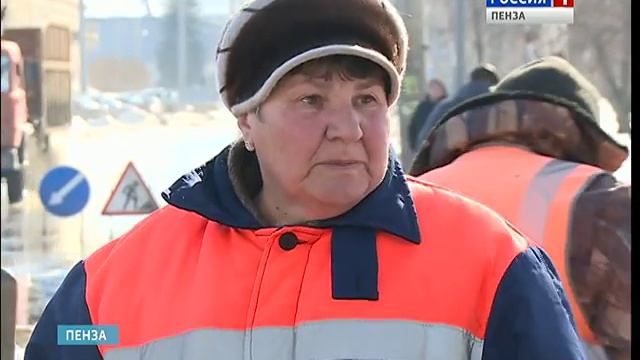 В Пензе ведется активная работа по вывозу снега