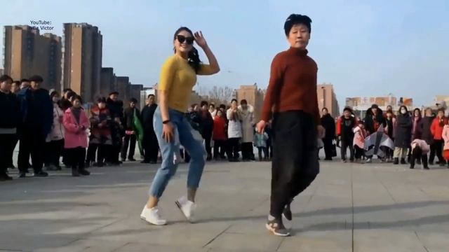 я ж так її кохаю- караоке(Шафл на площади ? танцует красавица Цинцин) смотреть онлайн