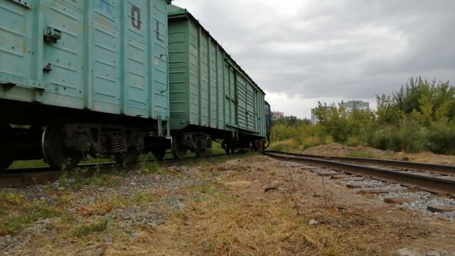 ТЭМ2-5315 ОСАЖИВАЕТ ВАГОНЫ ст.Кемерово-сортировочная.Парк Заискитимский смотреть онлайн