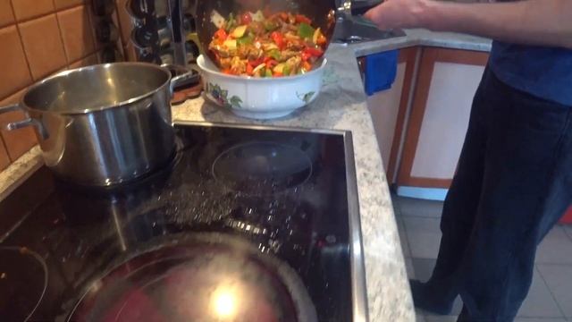 ЖАРЕНЫЙ ЛАГМАН - LAGMAN - FRIED NOODLES ENG SUB смотреть онлайн