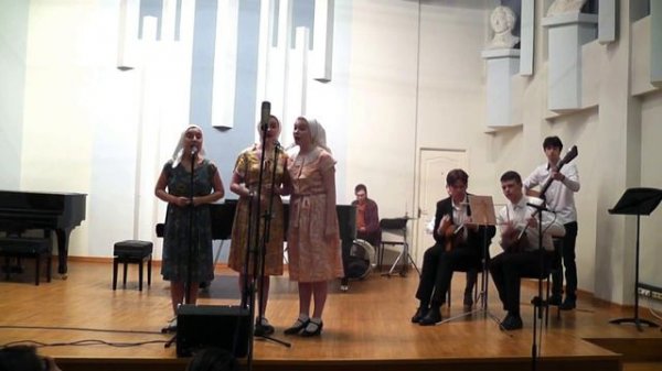 Аккомпанирует Олег Фугалевич