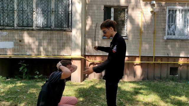 Неприятная встреча заставила молодых парней заниматься ЭТИМ прямо на улице смотреть онлайн