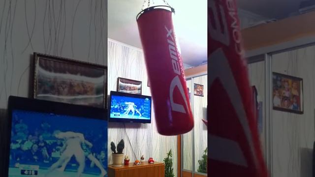 Это мы устанавливаем боксерскую грушу. Бага и Комай смотреть онлайн
