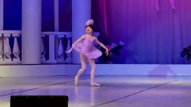 Семилетняя балерина покоряет сцену смотреть онлайн