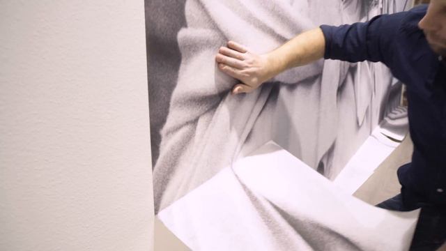 Montering av självhäftande tapet med historiskt motiv hos Optique butik i Örebro смотреть онлайн