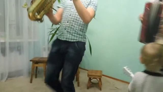 Мальчик отжигает на гитаре! смотреть онлайн