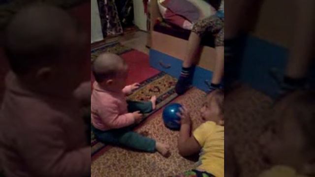 Маленькая девочка смеется