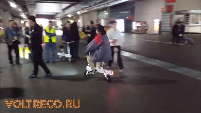 Бабушка на электросамокате Voltreco.ru смотреть онлайн