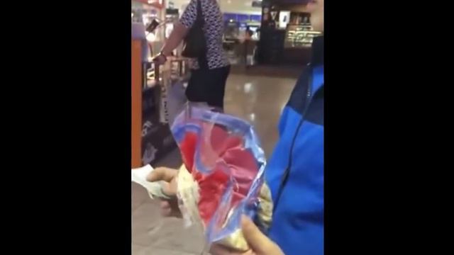 Поцык хочет купить айфоны за 50 руб)) Но старшак над ним прикалывается)) смотреть онлайн