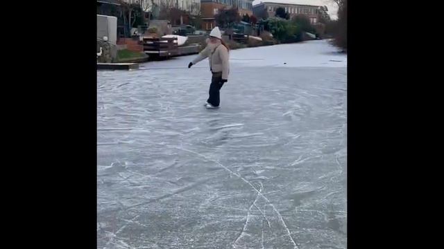 Саша Чёрный На коньках смотреть онлайн