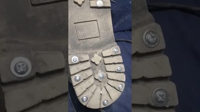 Как сделать, чтобы рабочие ботинки с плохой подошвой, не скользили зимой. смотреть онлайн