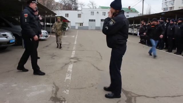 Патрульный сделал предложение во время утреннего построения на День Святого Валентина смотреть онлайн