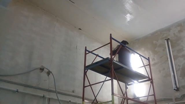 Безвоздушная покраска потолка, аппарат Hugner H-440, водоэмульсионная краска смотреть онлайн