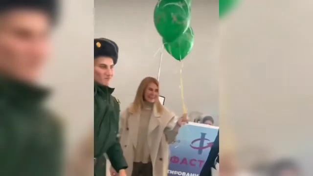 Она ждала его год из армии. Какая встреча! смотреть онлайн