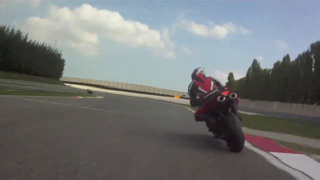 Adria io R6 vs R1 смотреть онлайн