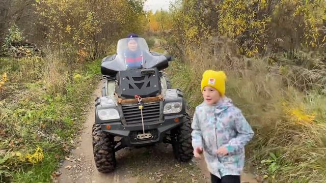 Ева катается на квадроцикле ( дача 08.10.22) смотреть онлайн