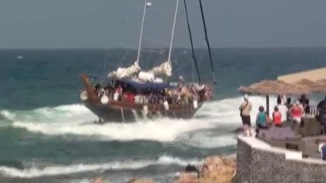 Аварийные ситуации - Посадка на мель - Кеч выбрасывает на камни на Крите смотреть онлайн