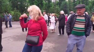 ТЕЩА ДАЙ, ДАЙ НА МАШИНУ! ВЕСЁЛЫЕ ТАНЦЫ В ПАРКЕ ГОРЬКОГО ХАРЬКОВ.mp4