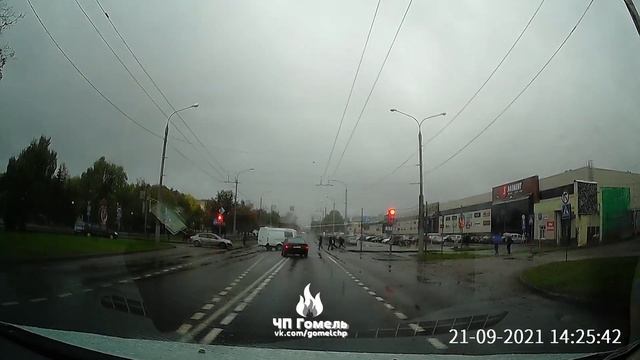 В Гомеле BMW проехал на красный 21.09.2021 смотреть онлайн