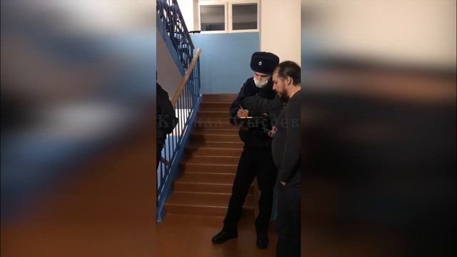 Полиция пришла ко мне домой, чтобы составить протокол о нарушении масочного режима. смотреть онлайн