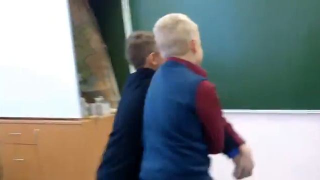 Чем занимаются Мальчики в ШКОЛЕ! смотреть онлайн