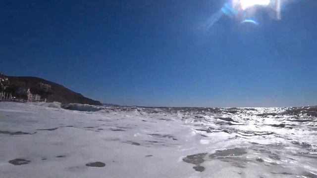 Крым, море штормит, мы купаемся. Рыбачье смотреть онлайн