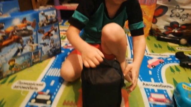 Обзор Игрушек / Подарки на день рождения / Распаковка Машинок /Полицейский и пожарный грузовик смотреть онлайн