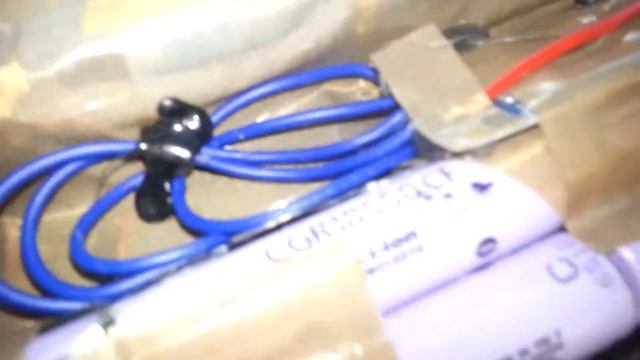 Солнечная батарея в машине на весеннем солнце после прогрева