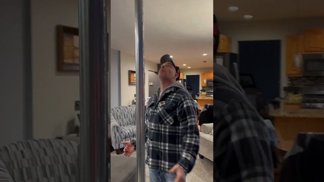 Putting A Dance Pole In My Parents House смотреть онлайн