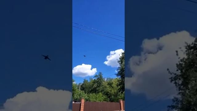 Пара штурмовиков Су-25 ВКС России летят на охоту. смотреть онлайн